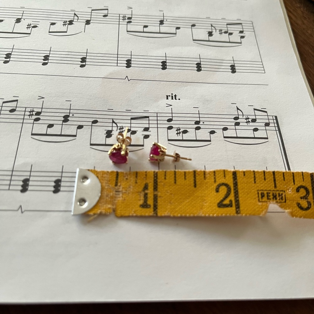 14kyg Ruby stud earrings, 5mm - Picture 3 of 11